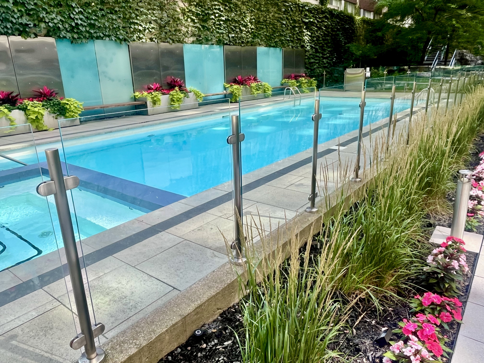 Ein großes Schwimmbad im Freien