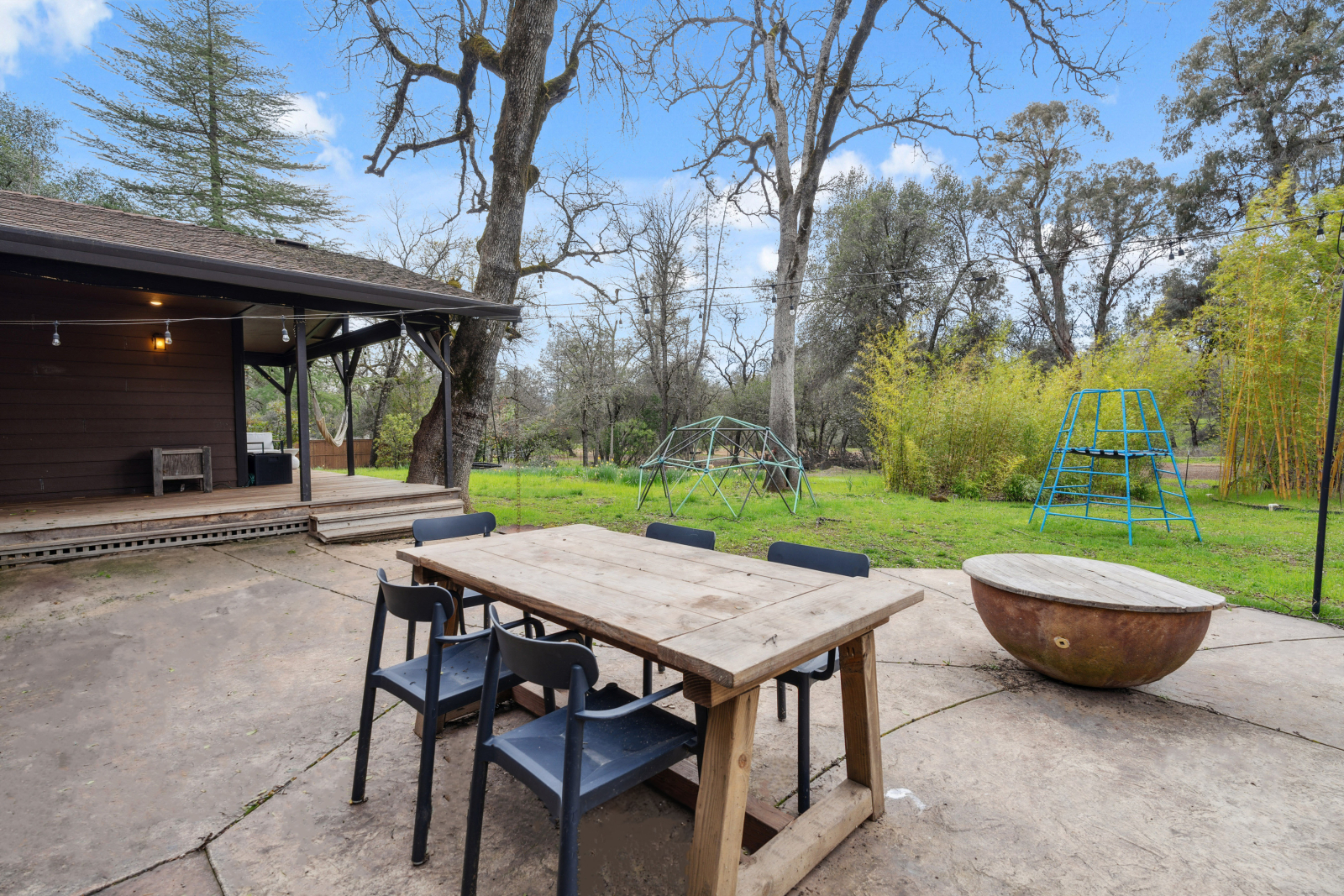 Ampio cortile recintato con ponte, patio, amaca, altalena e cupola per arrampicarsi.