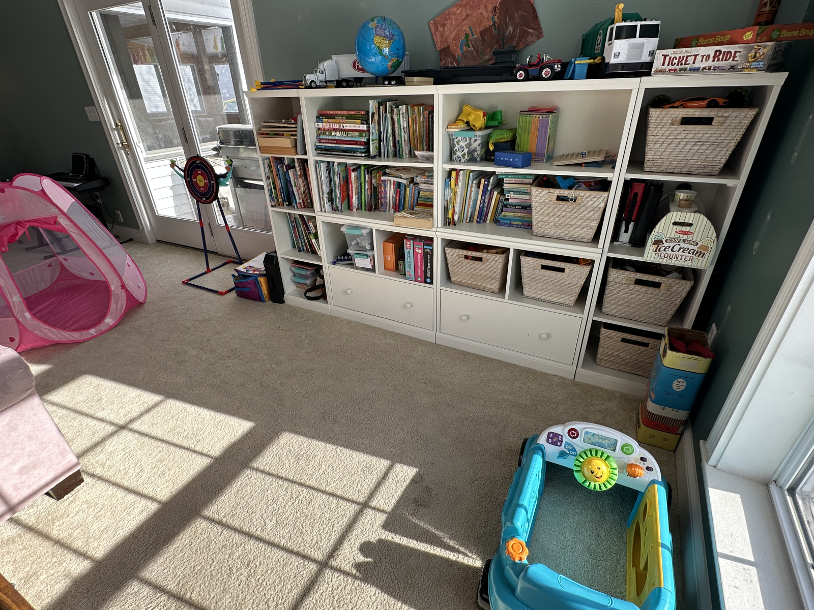 Cantinho das crianças! Jogos, brinquedos e livros em abundância!