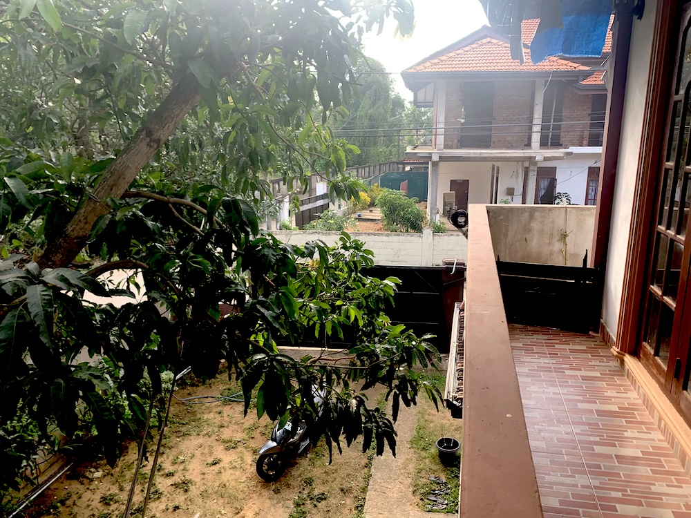 A varanda passando pela minha porta da frente dava para o terraço a partir da escada. Mangueira da m ...