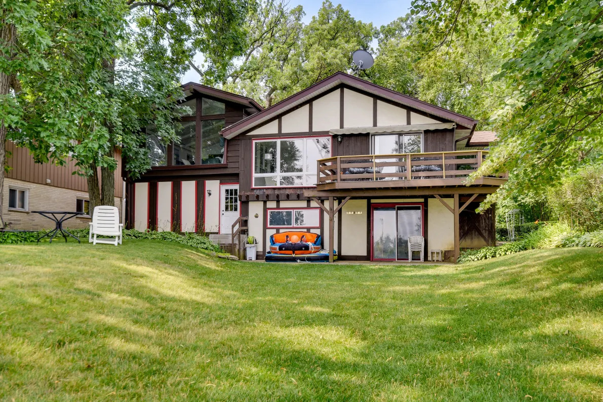 Lake House 42 miles north of Chicago and 51 miles South of Milwaukee