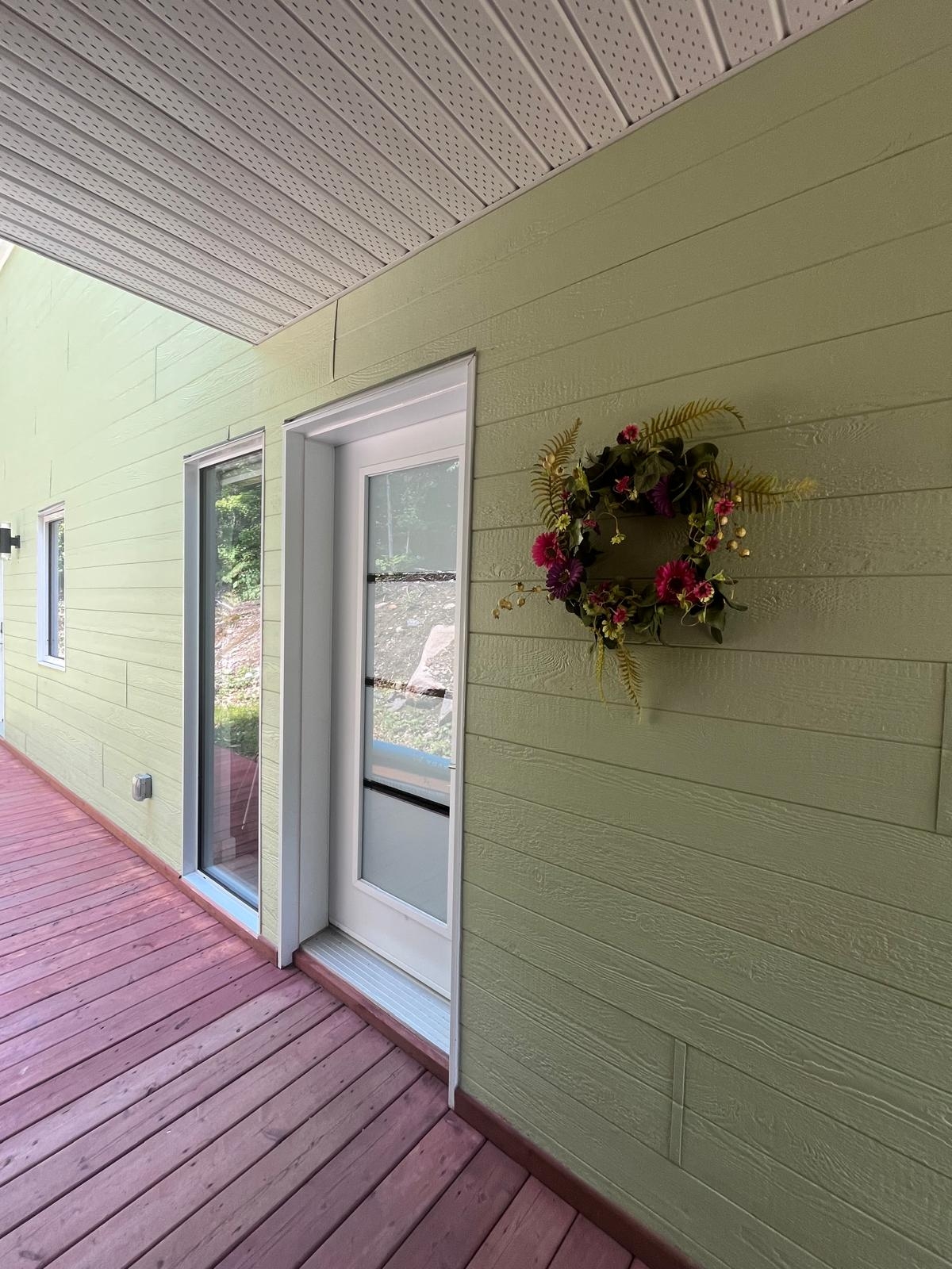 New and luxurious chalet 1 hour from Montreal, with access to the lake and private pontoon, loan of kayaks and paddle boards