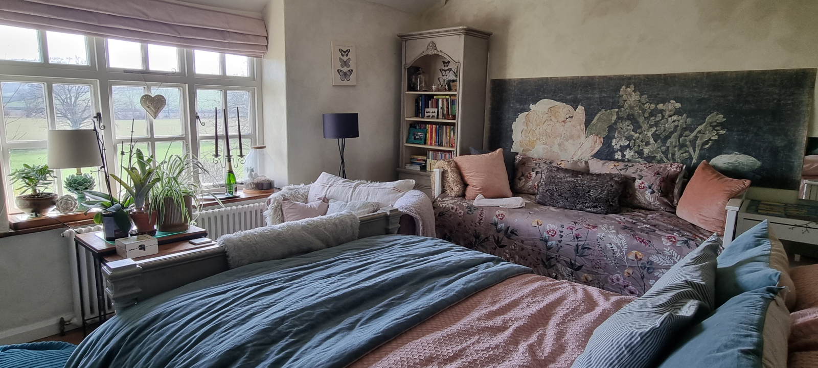 Il divano letto si apre per creare un altro letto matrimoniale