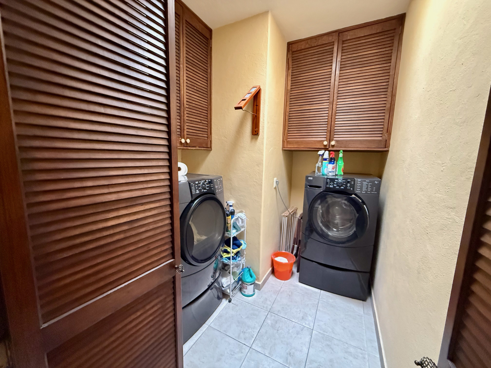 Lavadora e secadora elétrica, tábua e ferro de passar