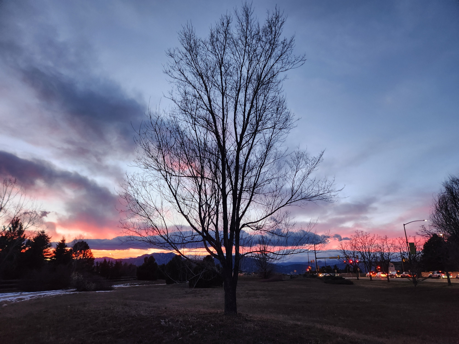 Zonsondergangzicht vanaf een wandelpad heel dicht bij ons huis
