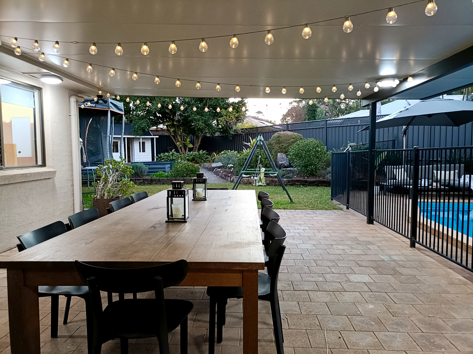 Ampio patio coperto con tavolo lungo 3 metri che può ospitare comodamente 10 persone (ma può adattar ...