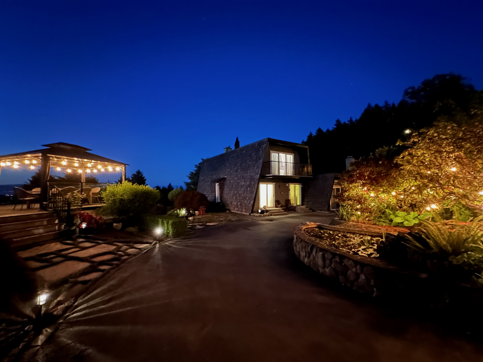 Vista crepuscolare della nostra casa, del ponte e dello stagno.