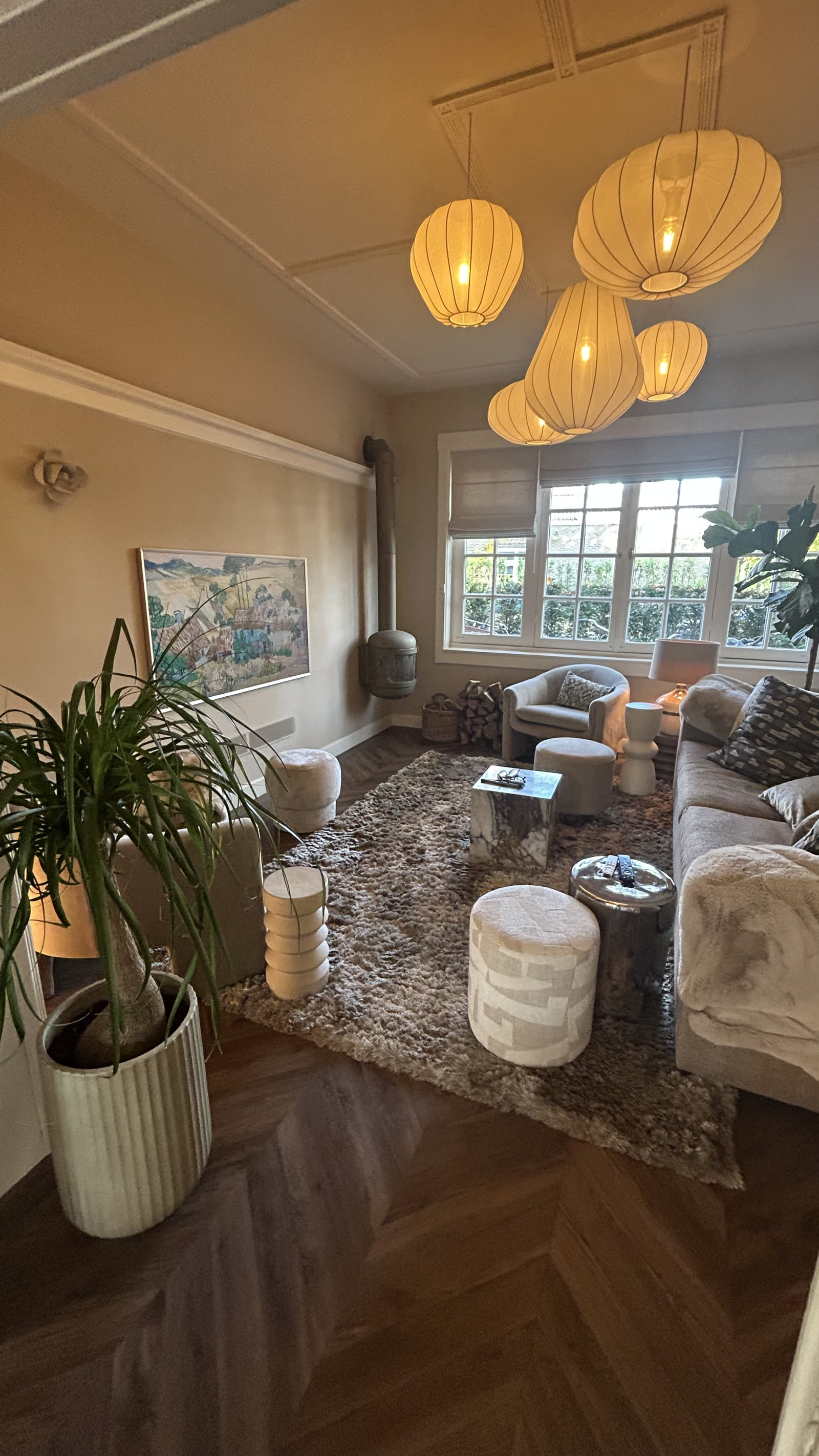 Woonkamer met authentieke paneeldeuren , inbouwkasten en werkende openhaard.