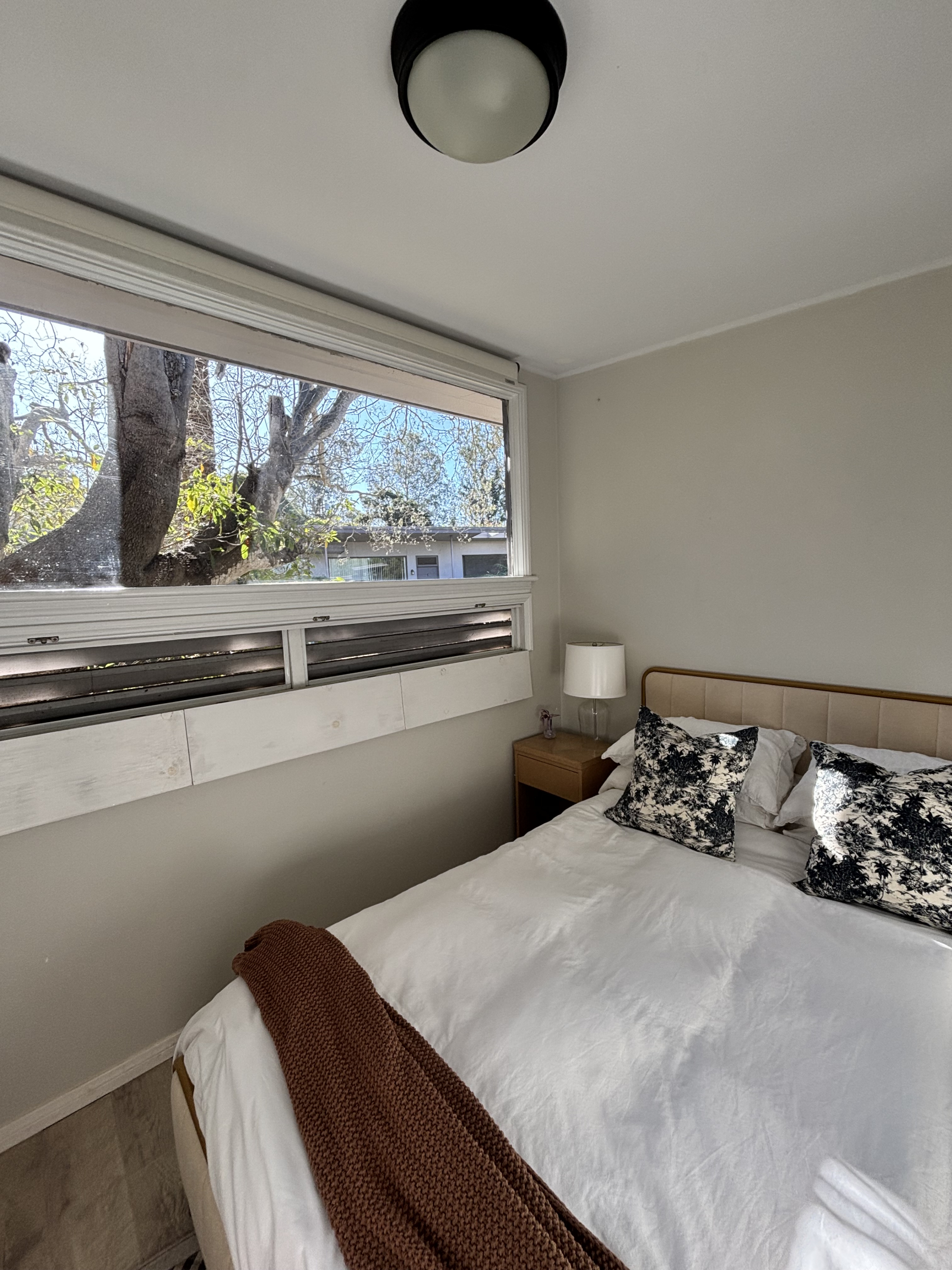 Dormitorio 2 con cama queen y gran ventana panorámica con mucha luz natural