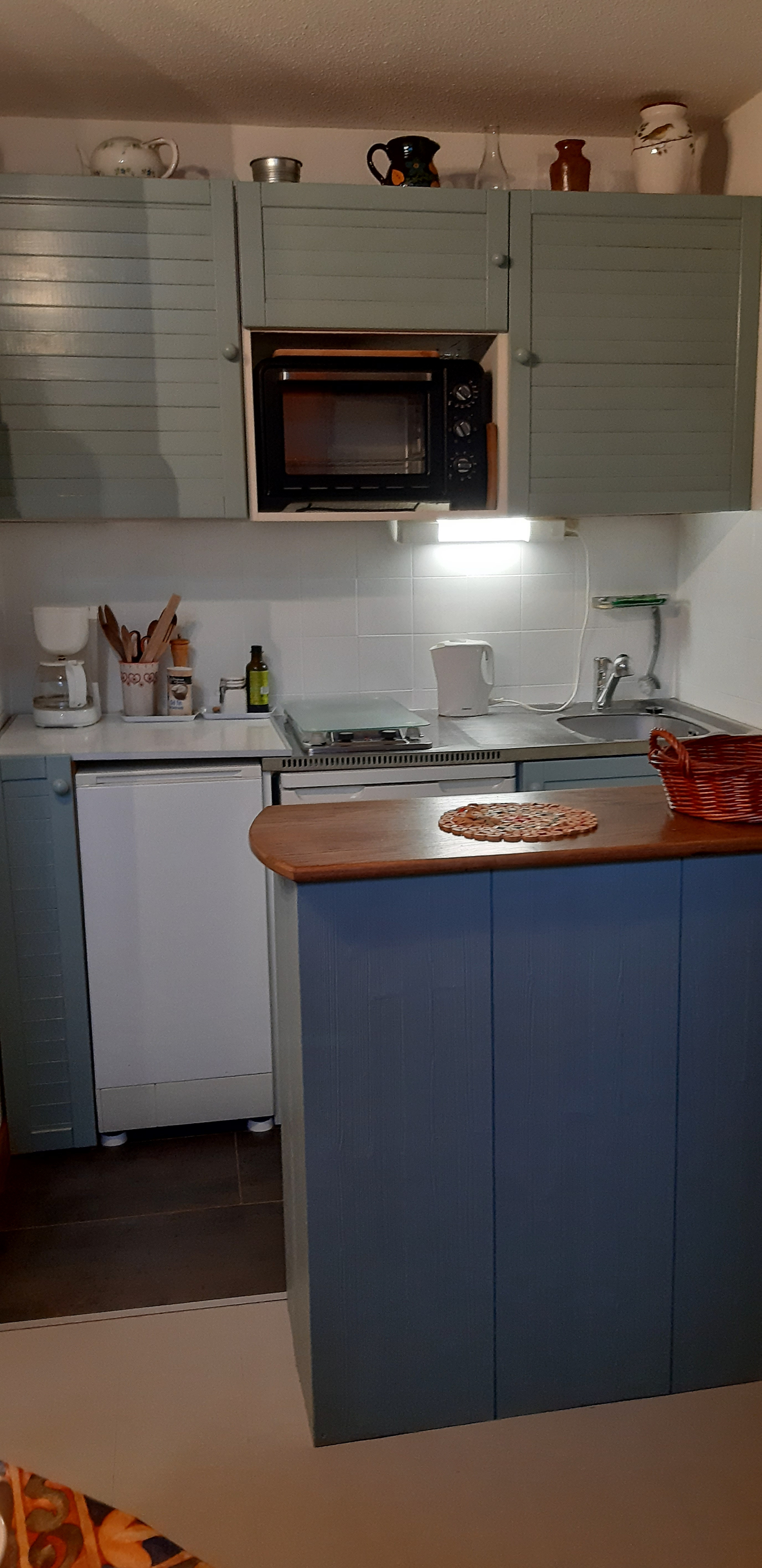 The kitchen: small! but with everything you need!