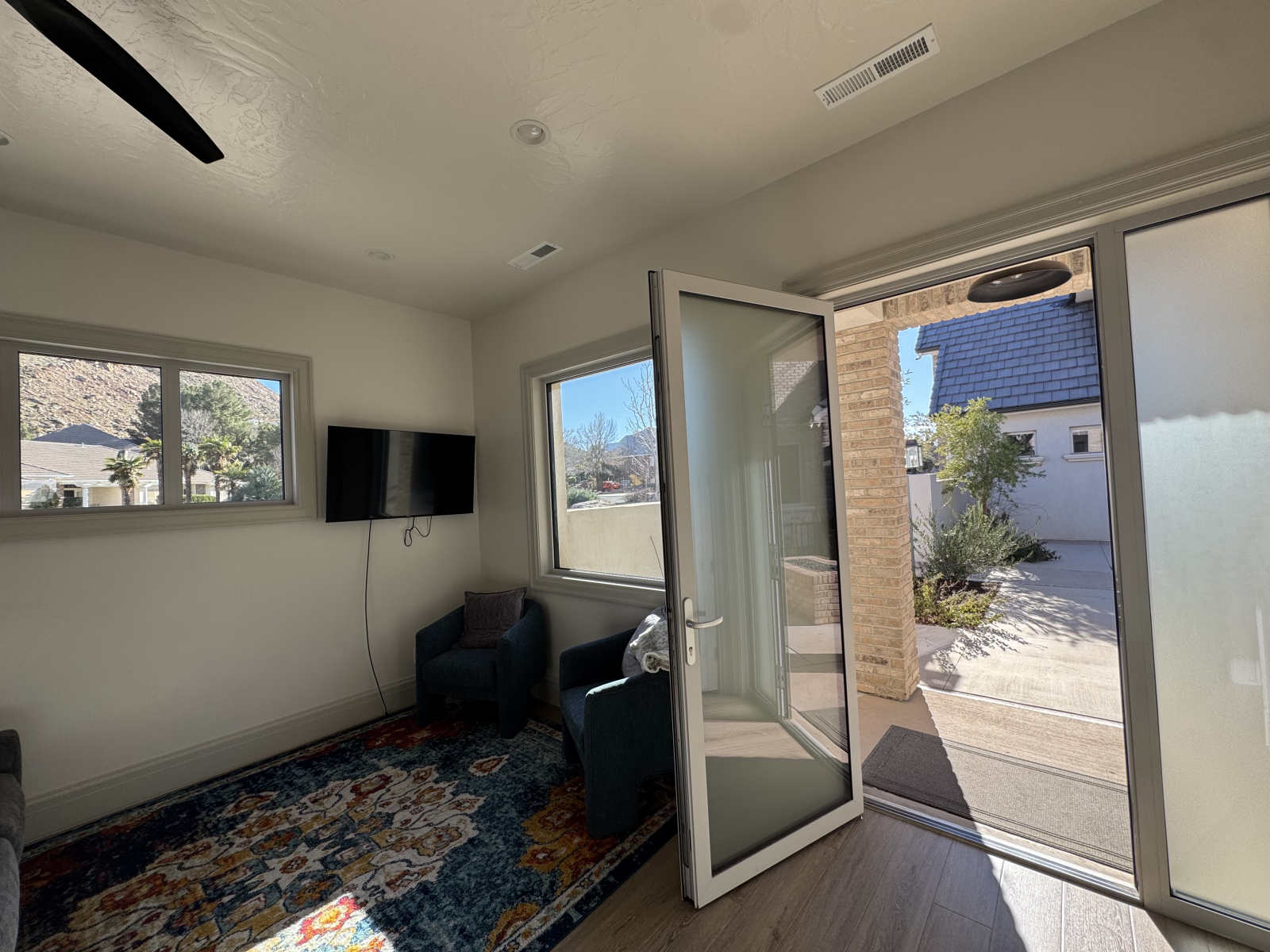 Entrée de la porte d’entrée dans la grande salle.