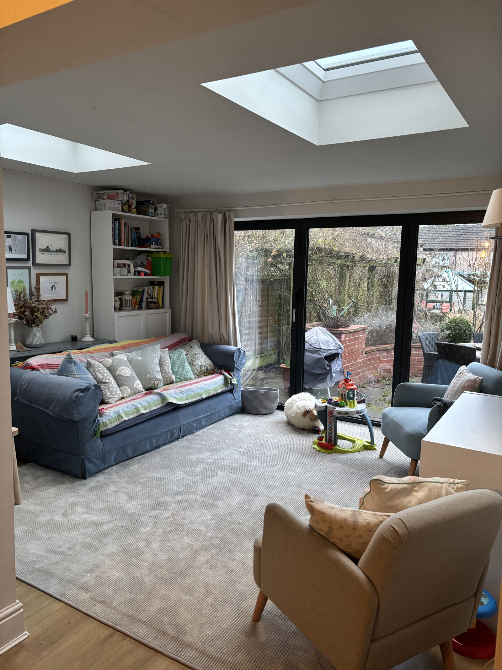 Offener Wohnbereich - wir neigen dazu, dies als Spielzimmer für unsere Söhne zu nutzen. Im Sommer is ...