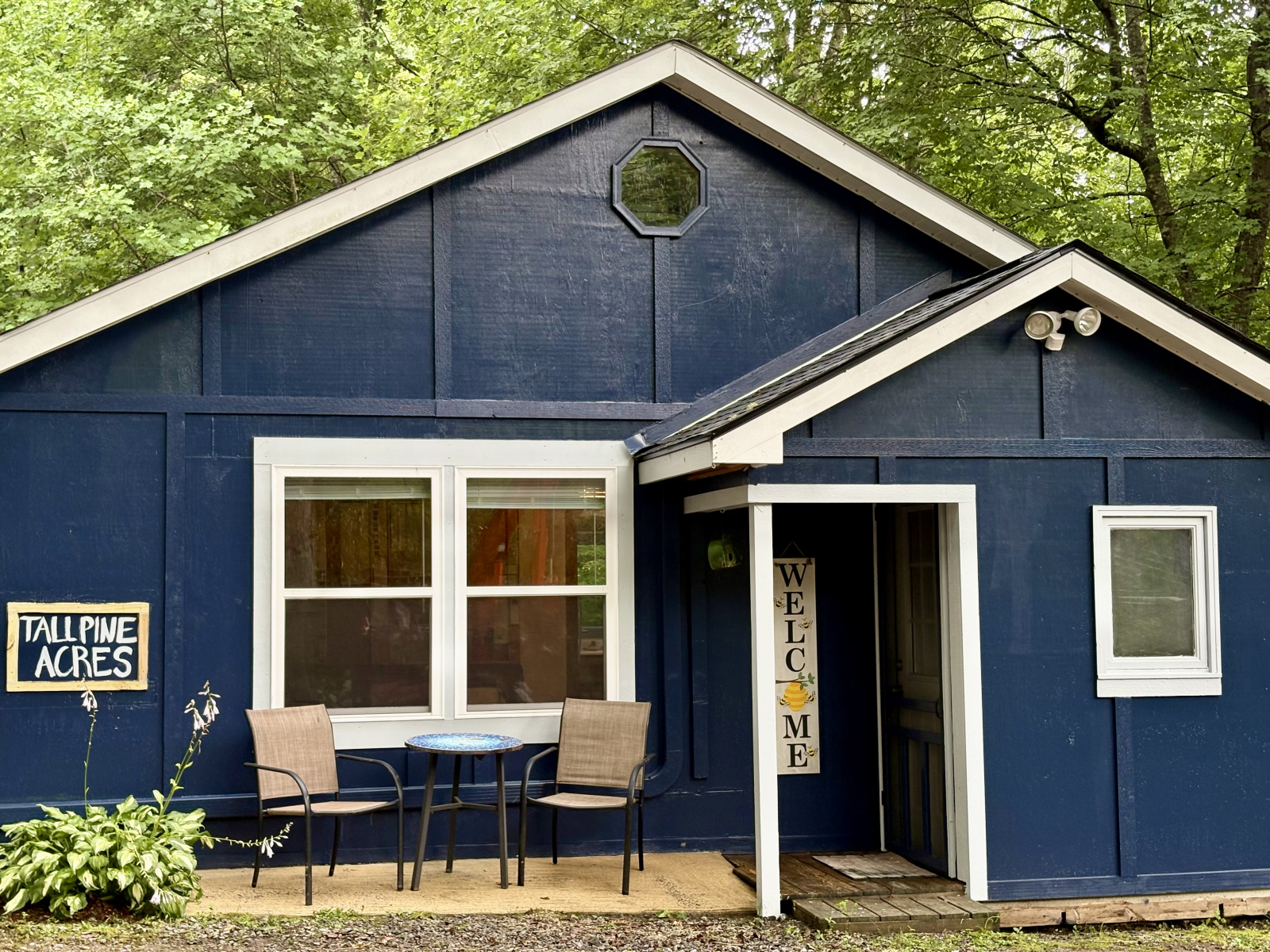 De onlangs bijgewerkte ruimte nodigt u uit om te ontspannen op de veranda's, een wandeling te maken ...