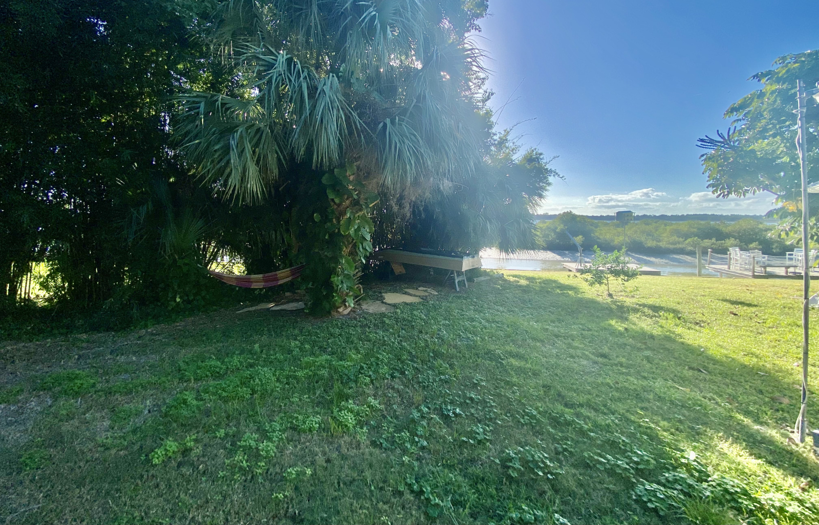 Côté sud de la cour