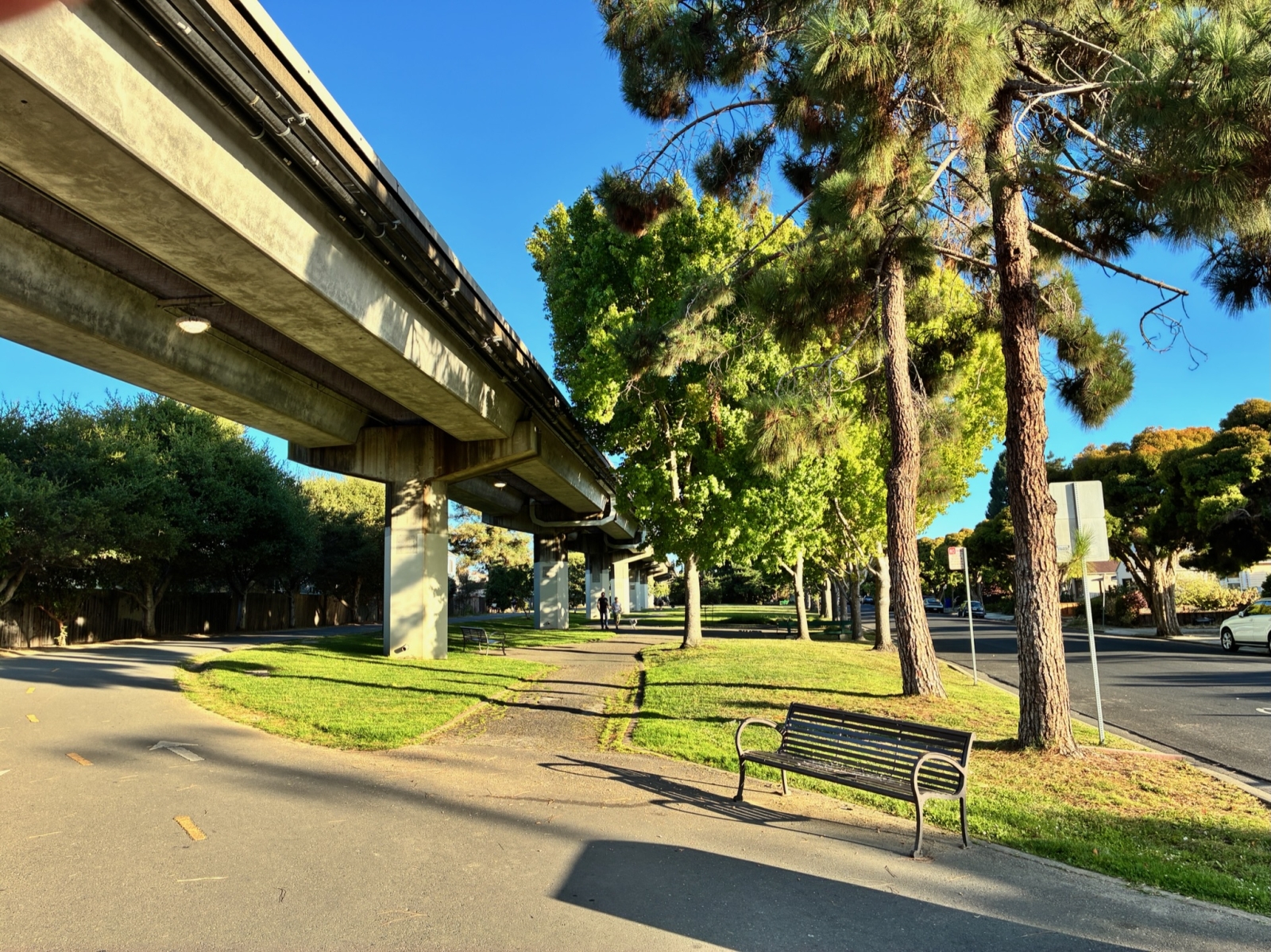 Der Ohlone Greenway liegt gegenüber von uns. Radfahrer und Wanderer/Läufer genießen diesen 5,3 Meilen langen Bahnweg in Berkeley, El Cerrito und Albany.   https://www.traillink.com/trail/ohlone-greenway/