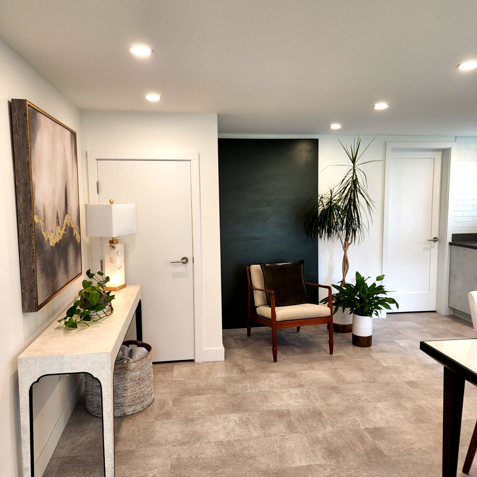 Lorsque vous entrez dans la suite, la chambre est à gauche et la cuisine à droite.