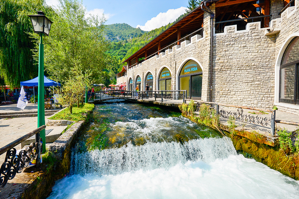 Blauw Water (Plava Voda) is een boeiende toeristische attractie in Travnik. Deze betoverende locatie ...