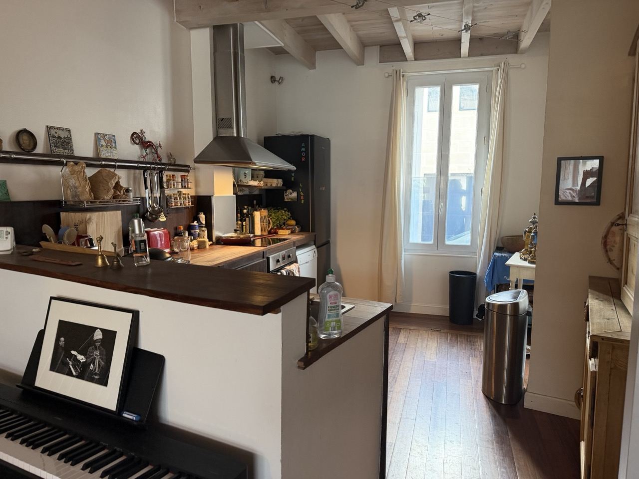 open kitchen, which overlooks the street (super quiet)