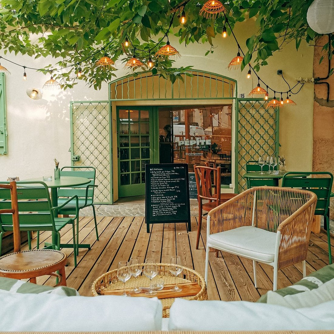 Nuestro bar de vinos favorito de la ciudad, Pepite, con una terraza encantadora.