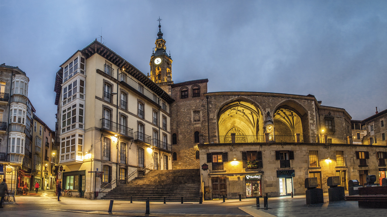 Welcome to our warm and cosy apartment in the heart of Vitoria-Gasteiz, capital of the Basque Country. Located in the heart of the city, it is the perfect place to discover one of the greenest cities with the best quality of life in Europe.