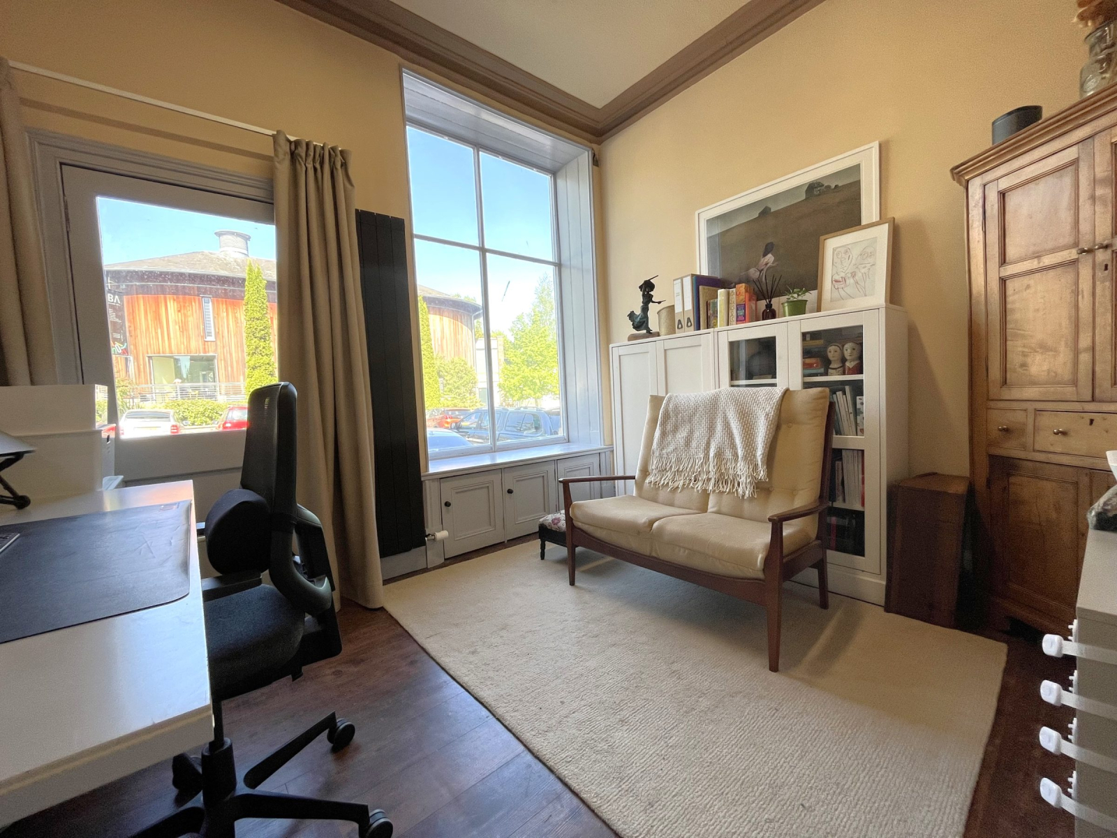 Espaçoso Home Office 2 com porta para o exterior