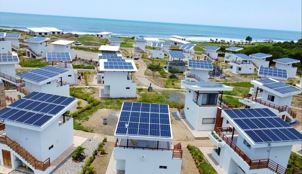 EVA 44 está en la primera fila de casas pequeñas a la playa