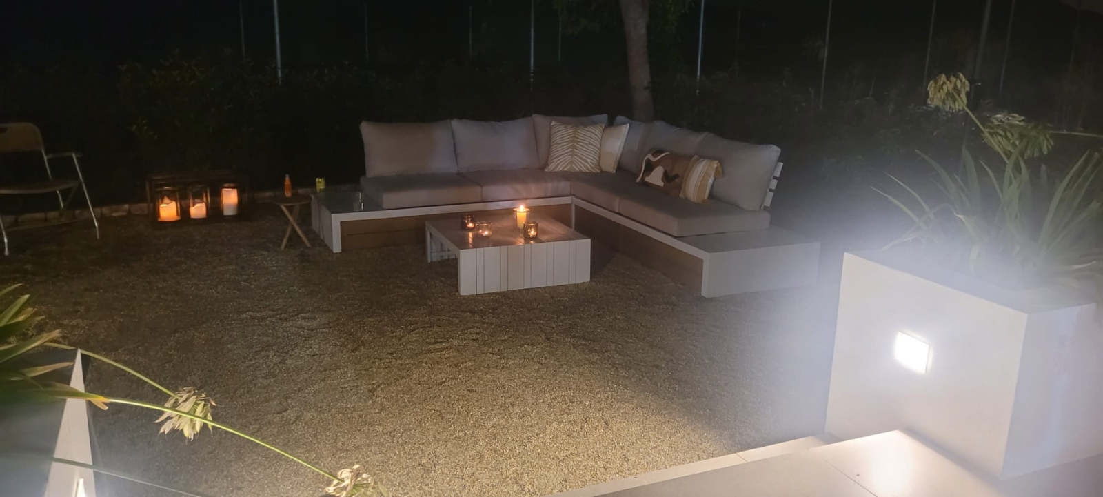 una zona de descanso que también utiliza la casa principal.