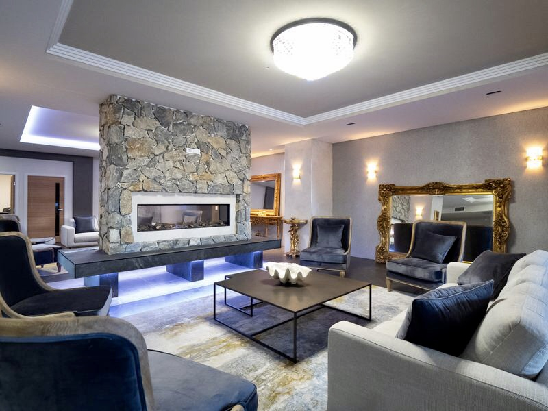 Le foyer des résidents est un lieu de rassemblement où tout le monde peut prendre un verre et discut ...