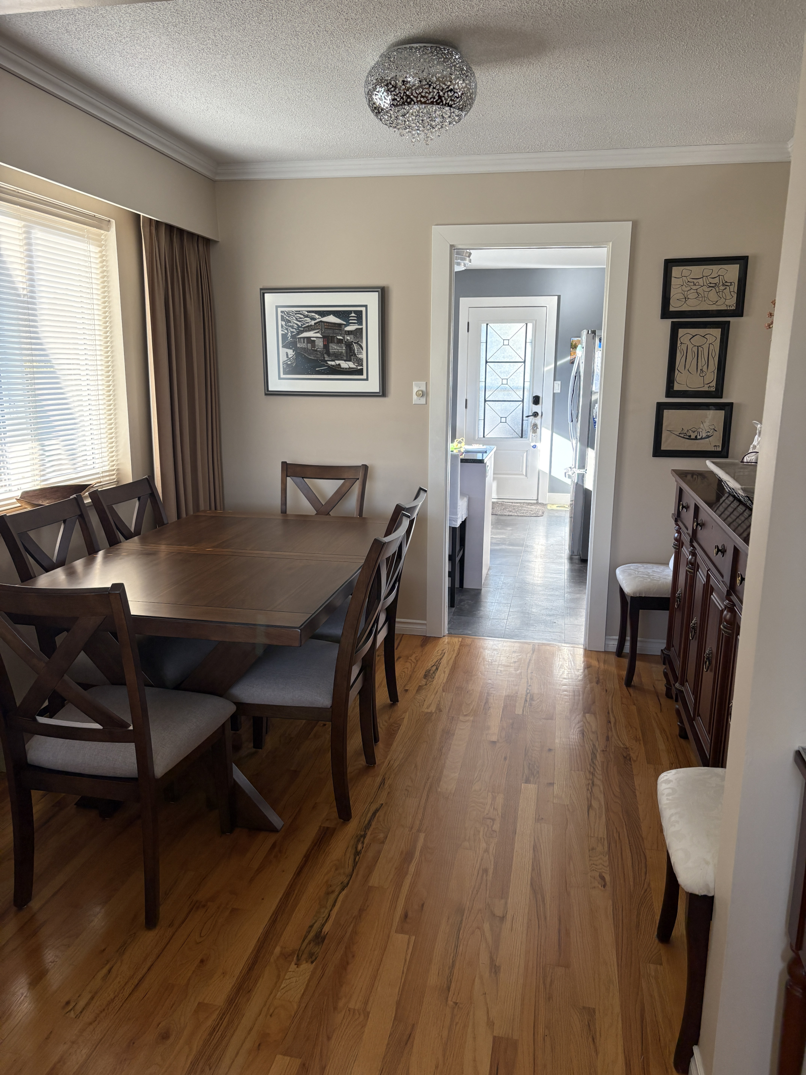 Eetkamer die naar keuken kijkt