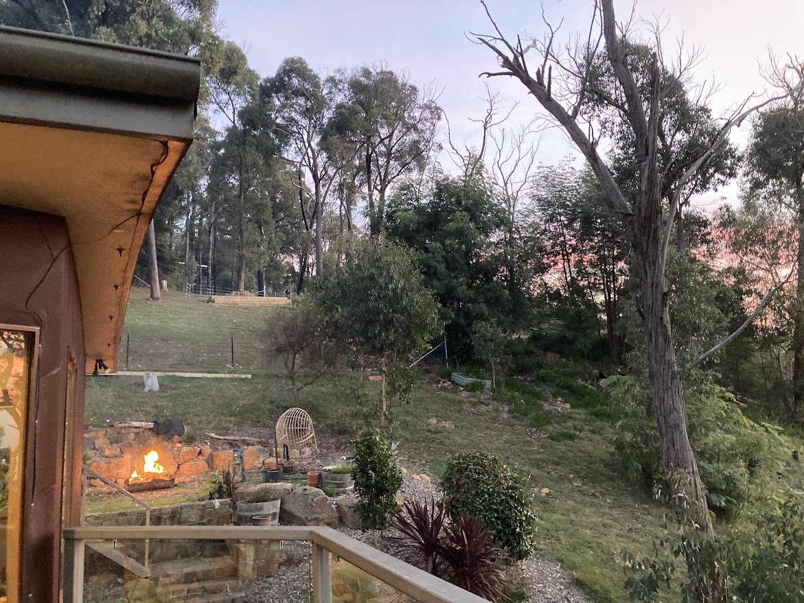 Thuis in de heuvels met uitzicht over de Yarra Valley en de skyline van het CBD, prachtige zonsondergangen en mini-geiten! <1 uur vanaf het stadscentrum