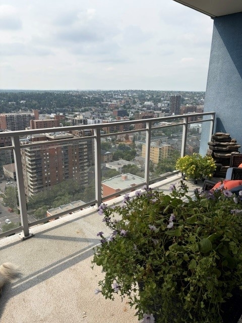 Executive-Penthouse-Suite in Calgary, AB, Kanada, mit Blick auf Stadt und Berge!