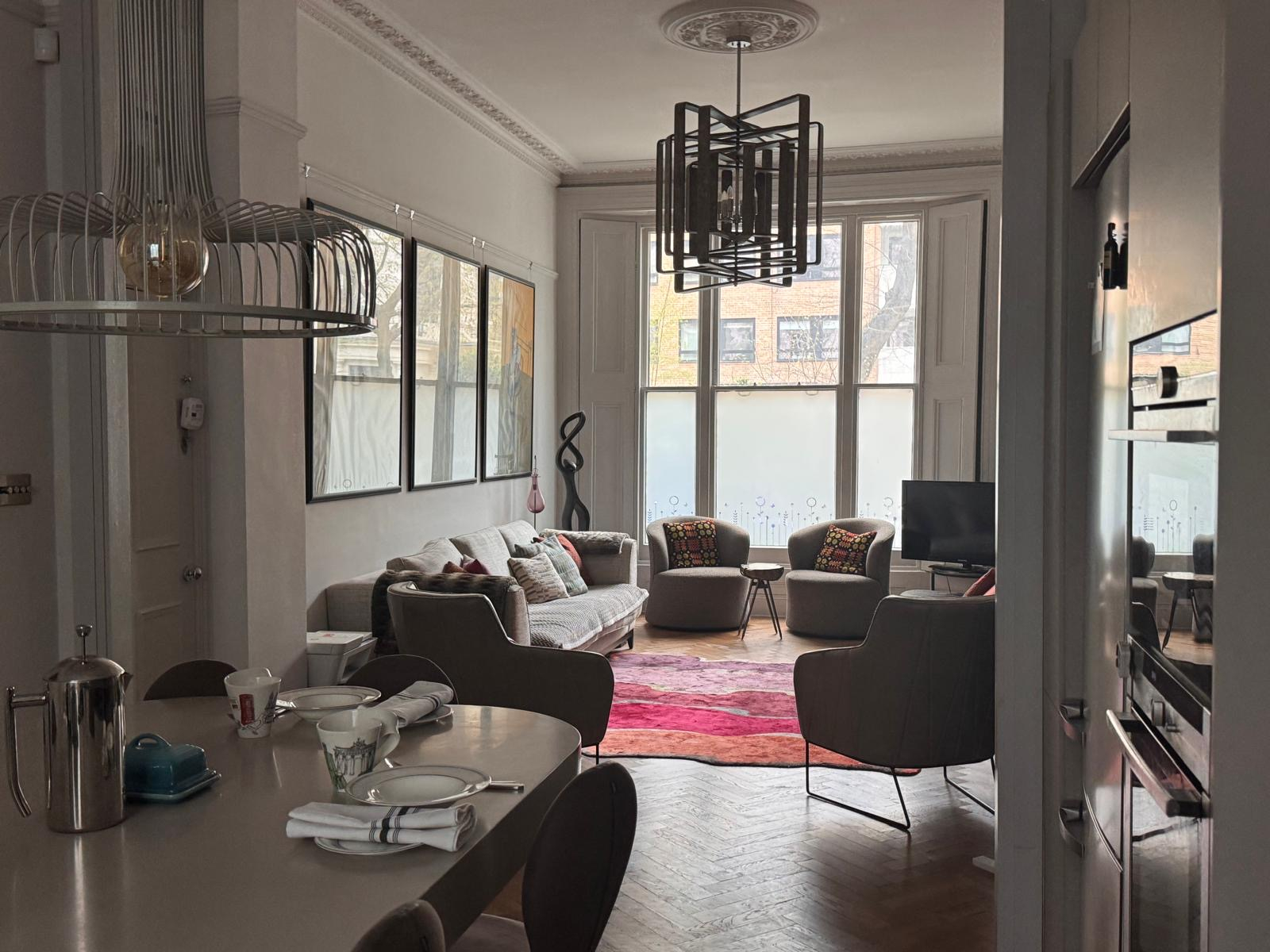 Large 2 bedroom flat in the heart of West London