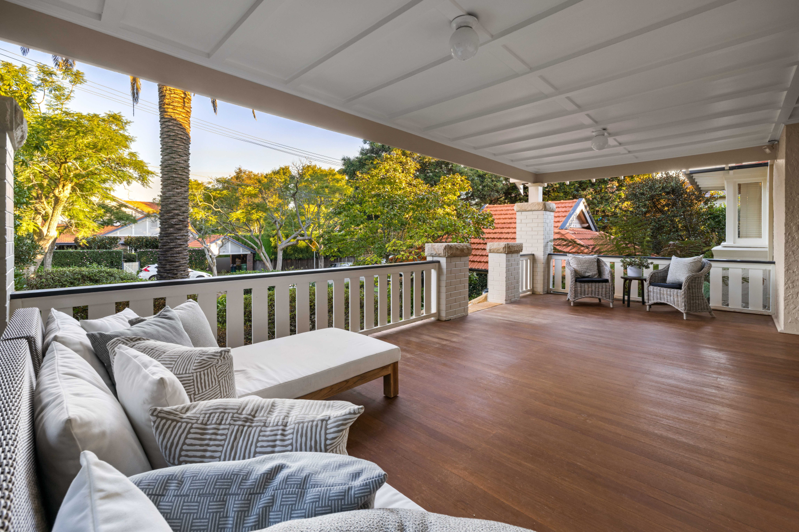 Ótimo para os meses de verão - varanda frontal protegida