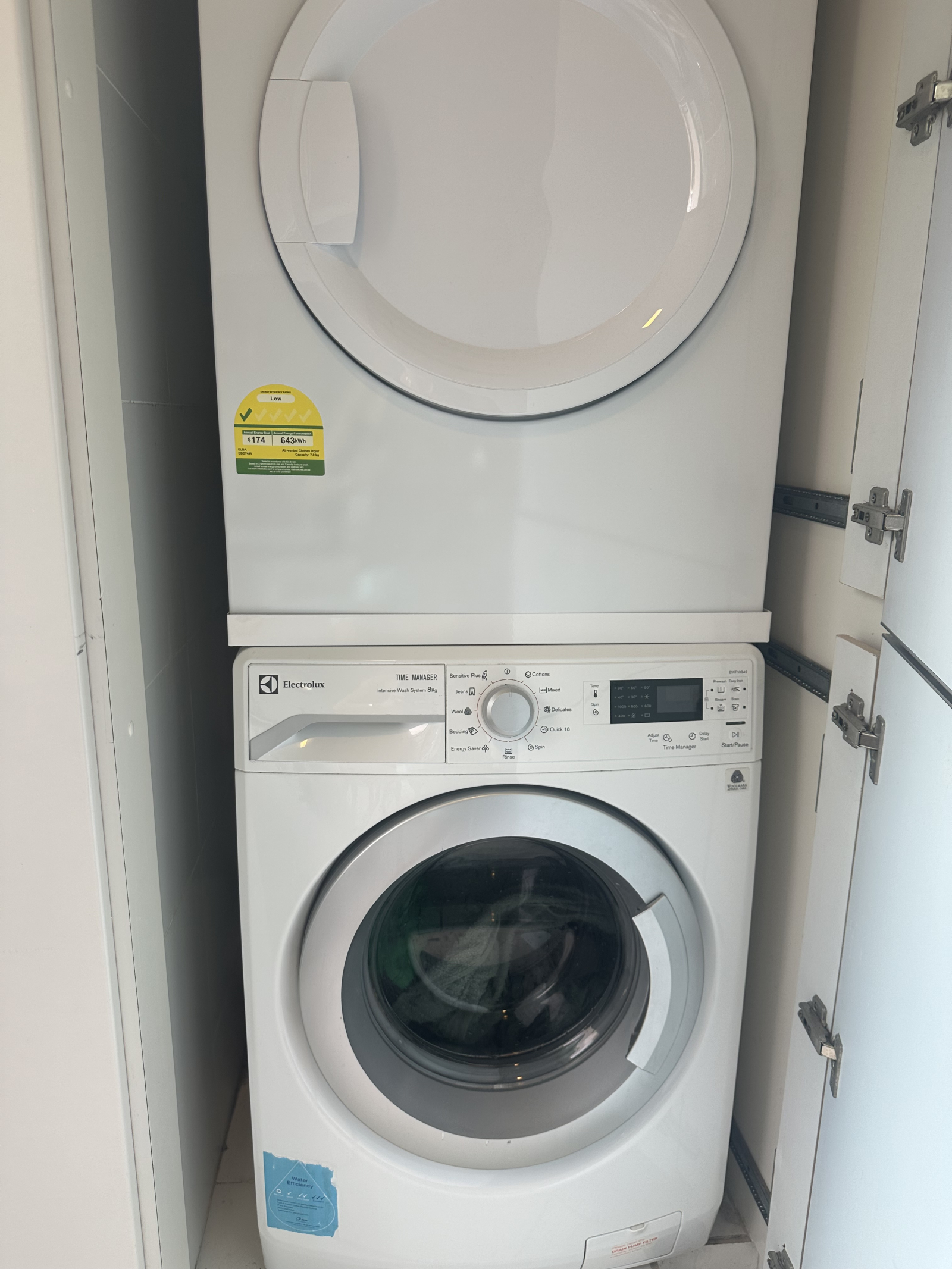 Máquina de lavar e secar roupa nova