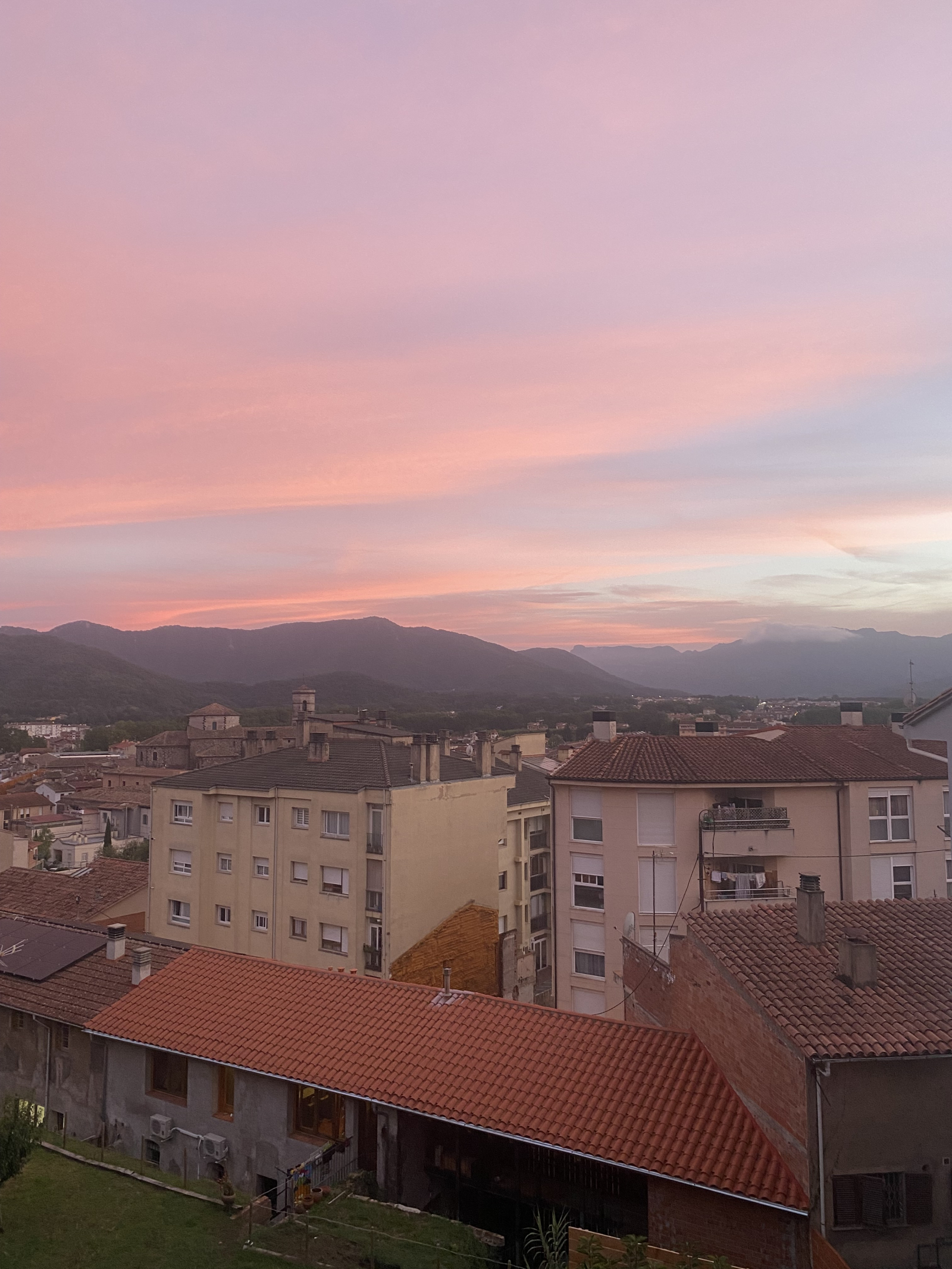 Cataluña, a medio camino del volcán, con una vista preciosa de Olot y sus colinas circundantes.
