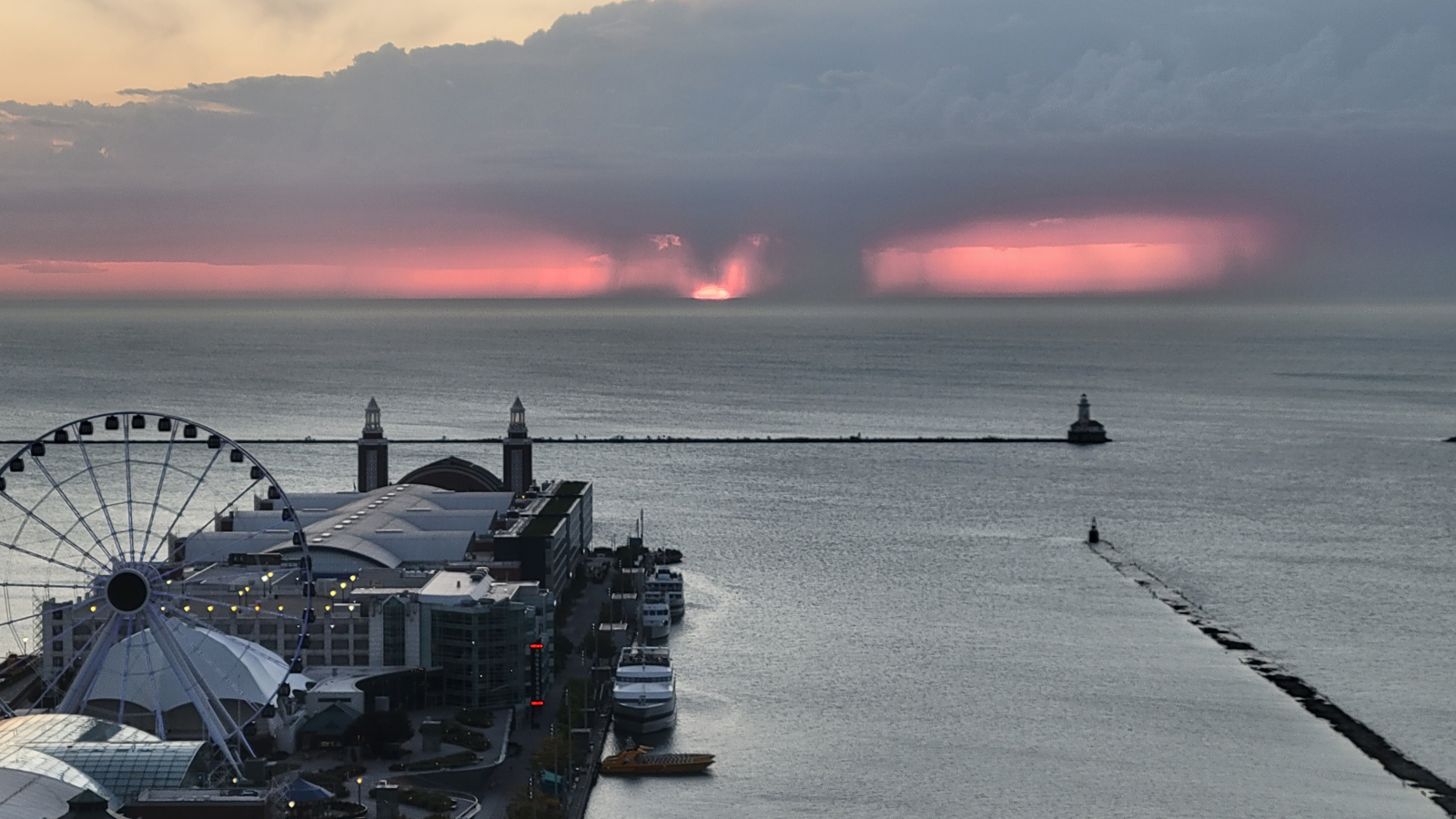 Tempeste attraverso il lago nel Michigan.