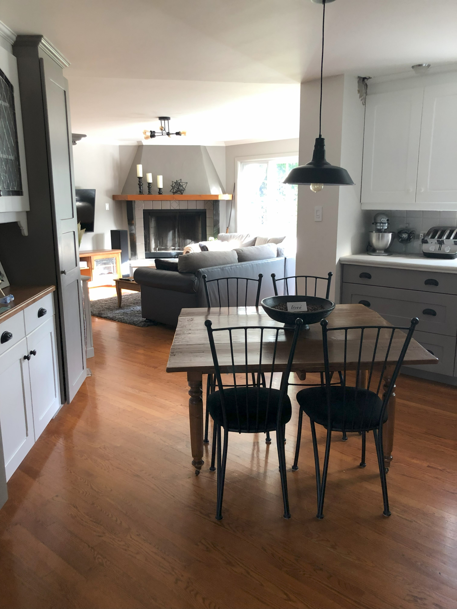 Keuken en ontspanningsruimte in Laval