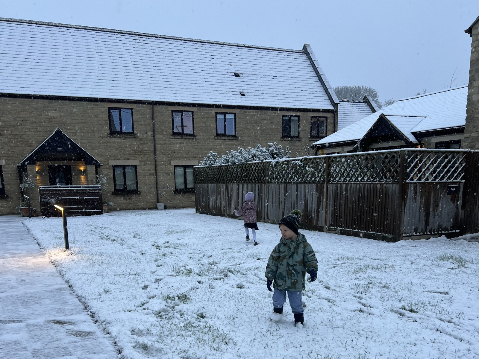 Tempo nevoso nel giardino comunale di Meadow Walk