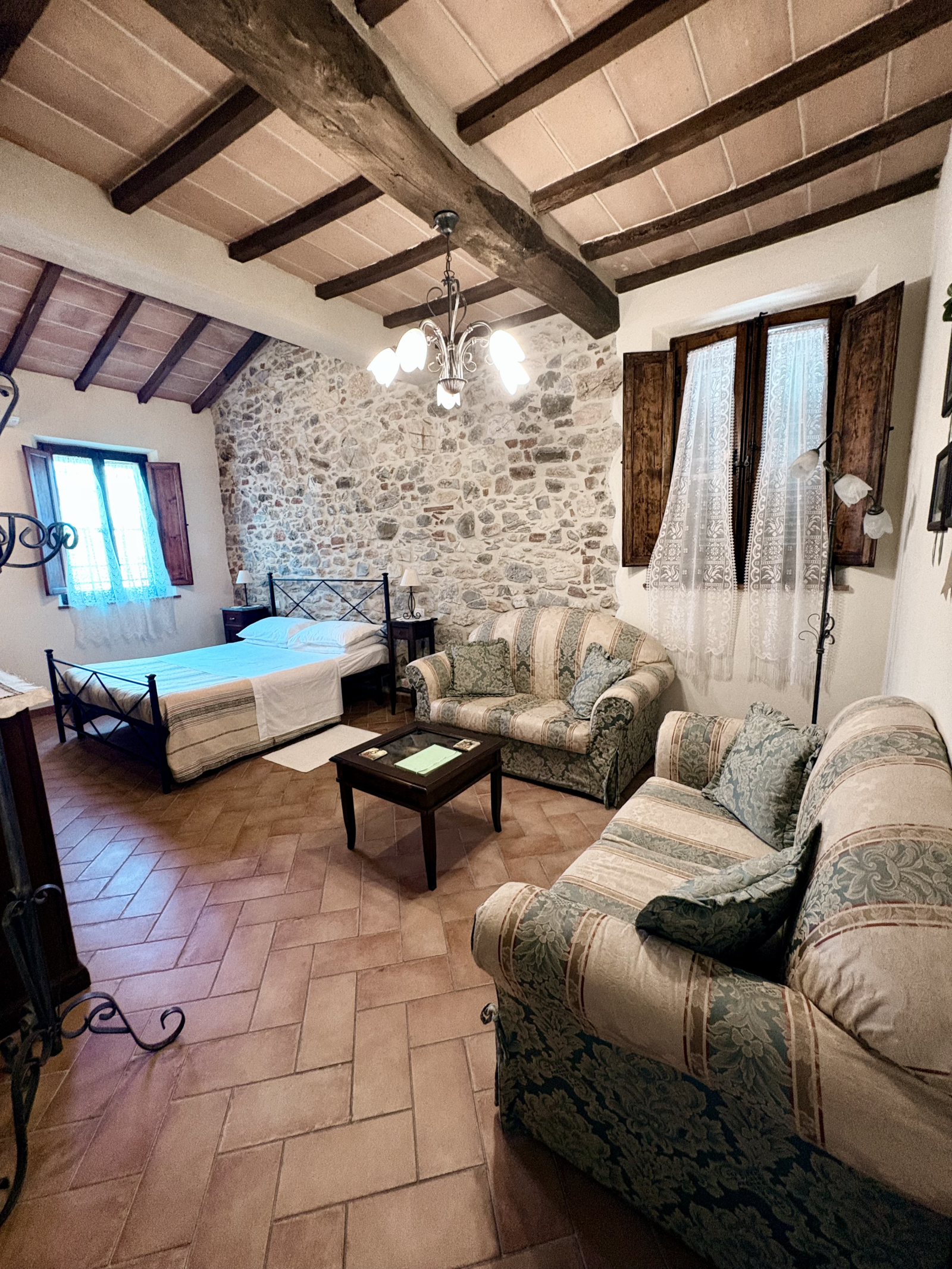 Gezellig huisje in een middeleeuws dorp op een heuvel in Toscane