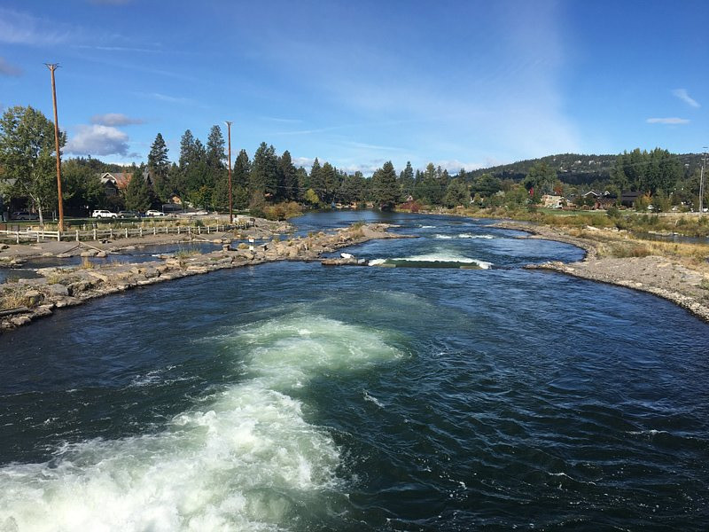 Wildwater surfgolf in de buurt van Old Mill. Een 5 minuten rijden, 15-20 minuten lopen.