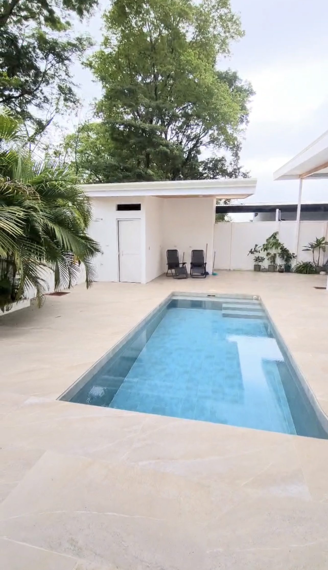 La piscina siempre tiene la temperatura perfecta.  Por lo general, volvemos a casa de la playa, nos ...
