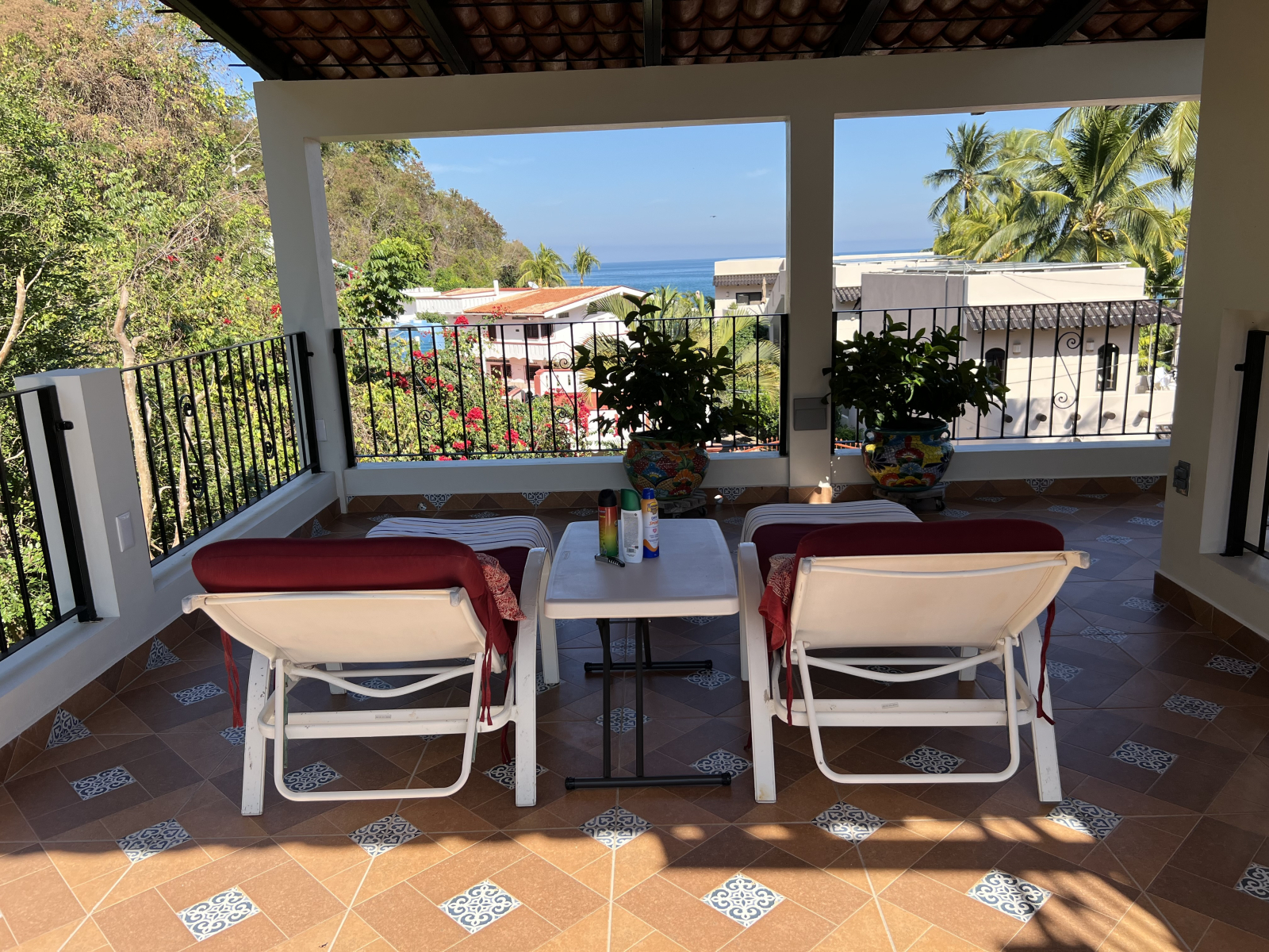 Terraza superior y vista al mar