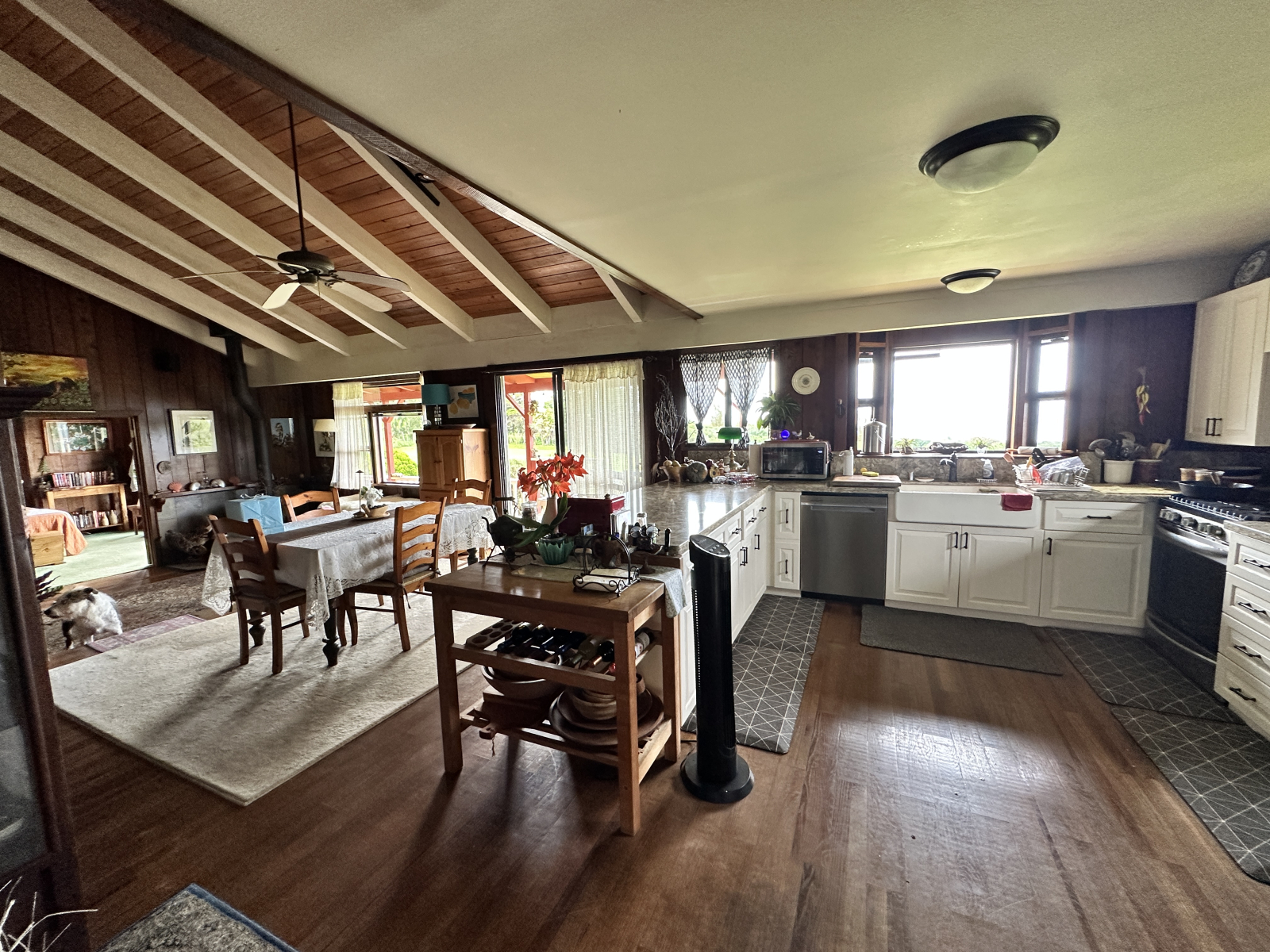 Blick auf Küche, Esszimmer, Fliegengittertür zur Veranda, Wohnzimmer und Eingang zum Hauptschlafzimmer.