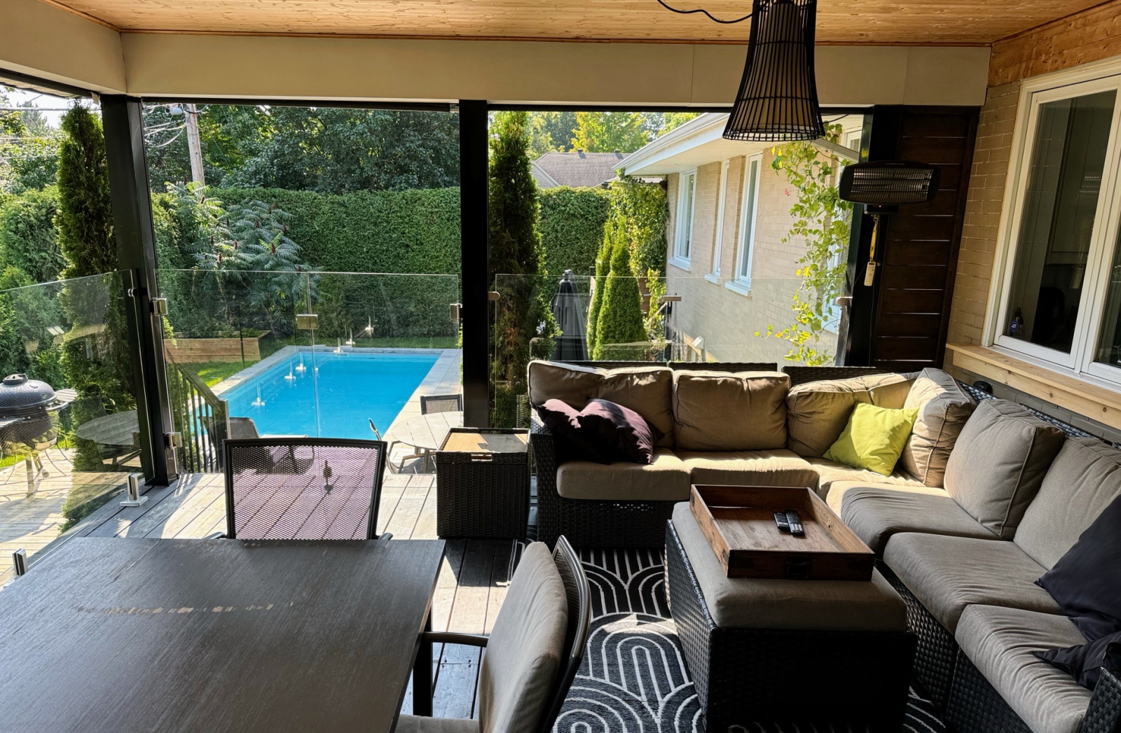 Notre terrasse et cuisine extérieure sont  le meilleur endroit pour relaxer à tout moment de la jour ...