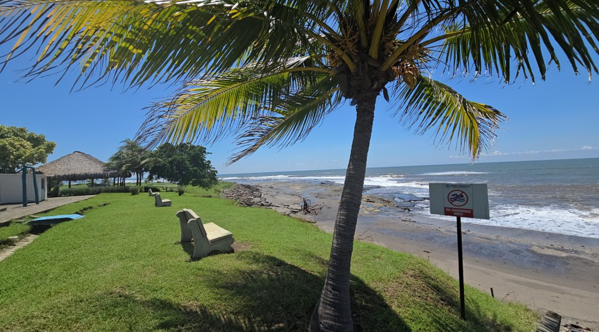 Vista de la playa cerca del restaurante Sea Salt. Nuestra casa cuenta con tablas de surf, sillas de ...