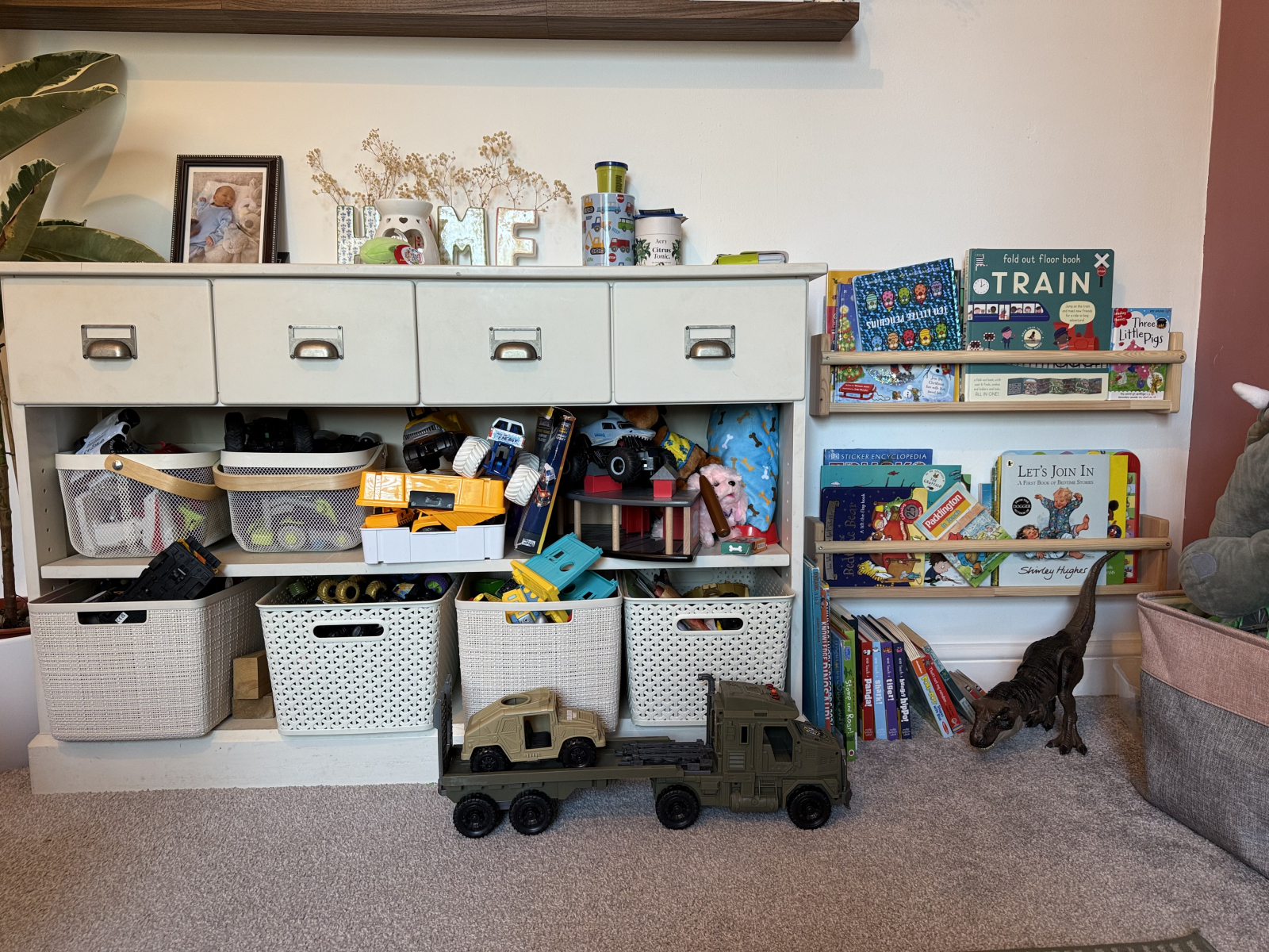 ¡Una variedad de suministros para niños en la sala de juegos / sala de televisión! Trenes y vías, ca ...