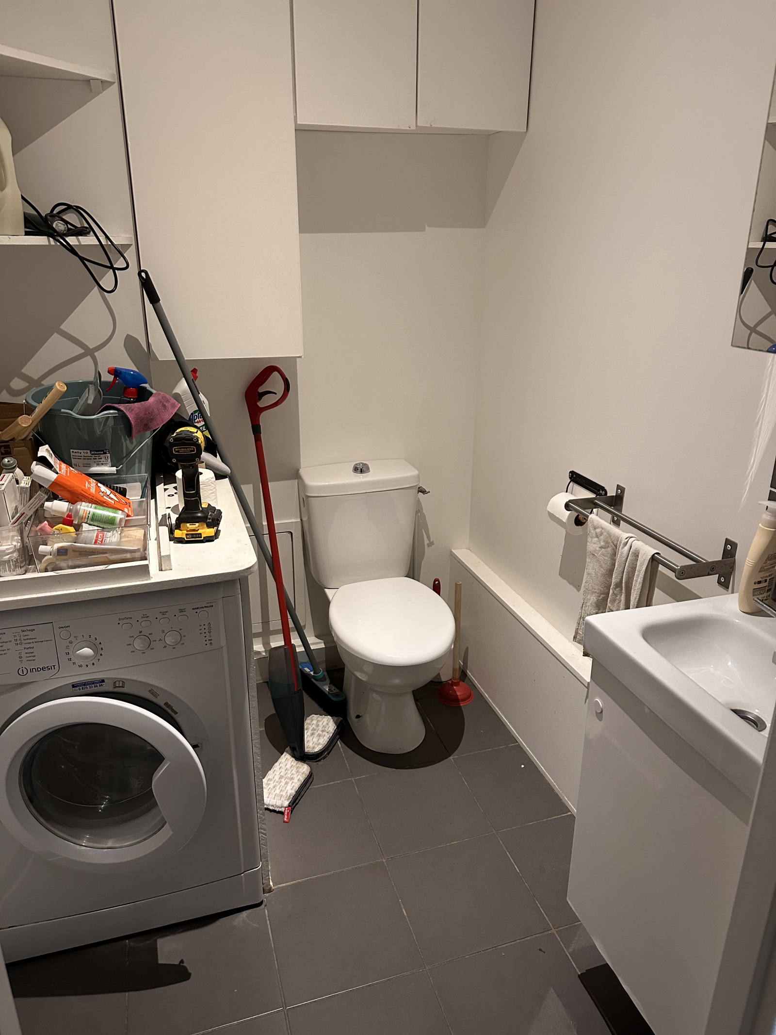 WC separado. Solo lavadora, la secadora no funciona. Debe quedarse seco.