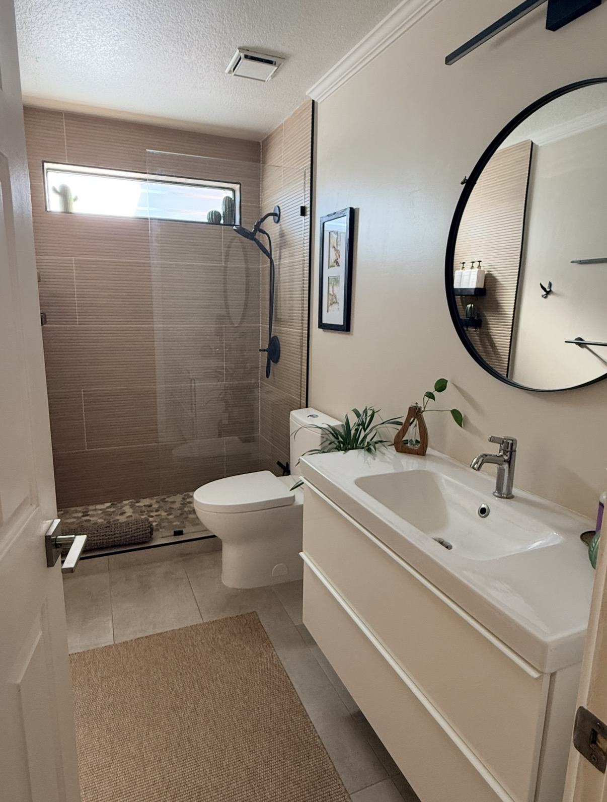 ¡Nuestro nuevo baño de invitados! Estamos emocionados de que por fin se haya actualizado esto.