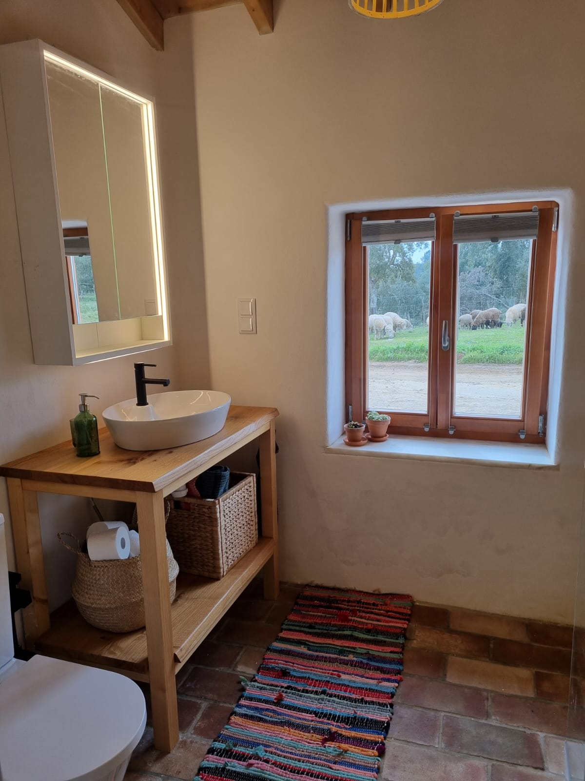 Notre petite salle de bain est équipée de tout ce dont vous avez besoin.
