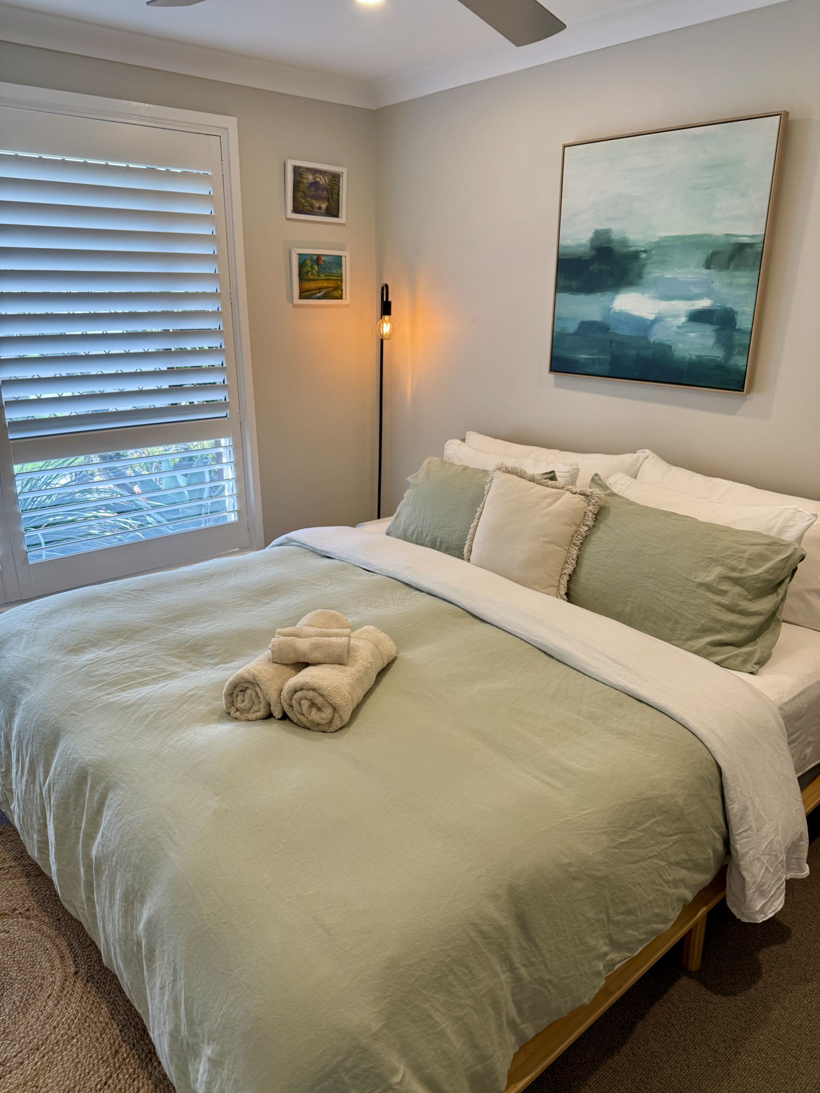 Cama king size, armarios empotrados, caja fuerte eléctrica, persianas de plantación, tocadiscos